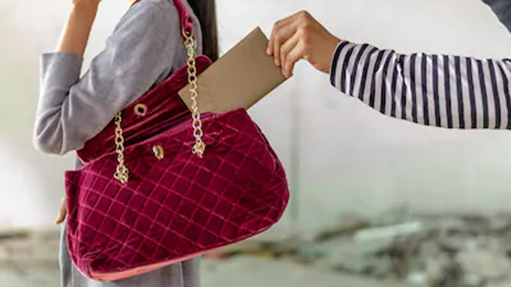 সে কোনওরকমে উত্তেজিত জনতাকে বোঝায়, ‘ছেলের’ সামনে কোনও মা এই রকম অপরাধ করতে পারে না। কোনওমতে জনতার প্রহার থেকে রক্ষা পায় সে।