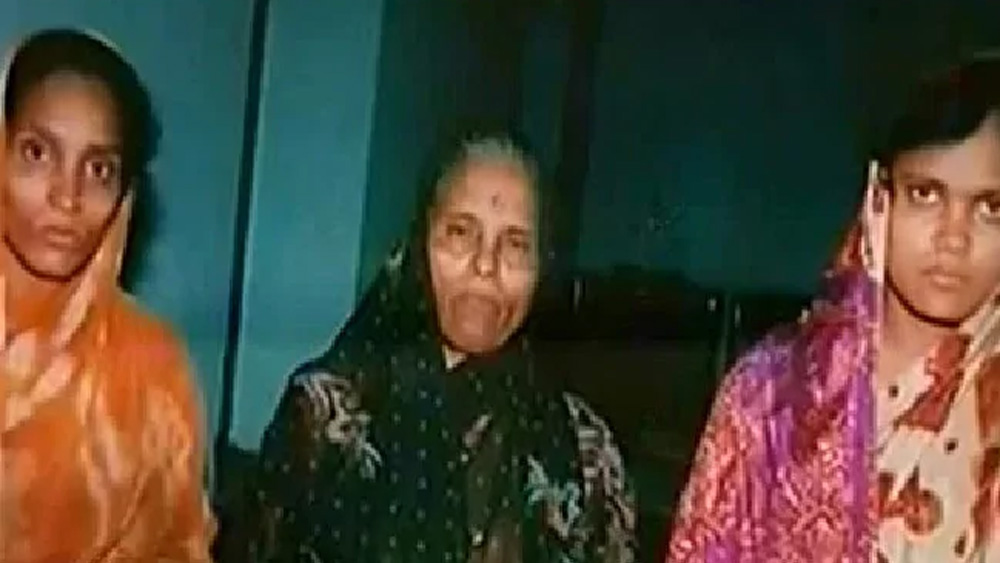 মহারাষ্ট্রে রেণুকার জন্ম ১৯৭৩ সালে। সীমা তার থেকে দু’ বছরের ছোট। তাদের মা অঞ্জনার প্রথম স্বামী ছিলেন ট্রাকচালক। বড় মেয়ের জন্মের পর তিনি স্ত্রী আর সদ্যোজাতকে ফেলে চলে যান।