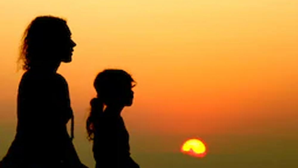 নিজের আর মেয়ের অন্নসংস্থান করতে অঞ্জনা ছোটখাটো চুরি শুরু করে। নতুন করে সংসার শুরু করবে বলে ফের বিয়ে করে। জন্ম হয় ছোট মেয়ে সীমার। এরপর তাদের ফেলে চলে যায় অঞ্জনার দ্বিতীয় স্বামী মোহন গাভিটও।