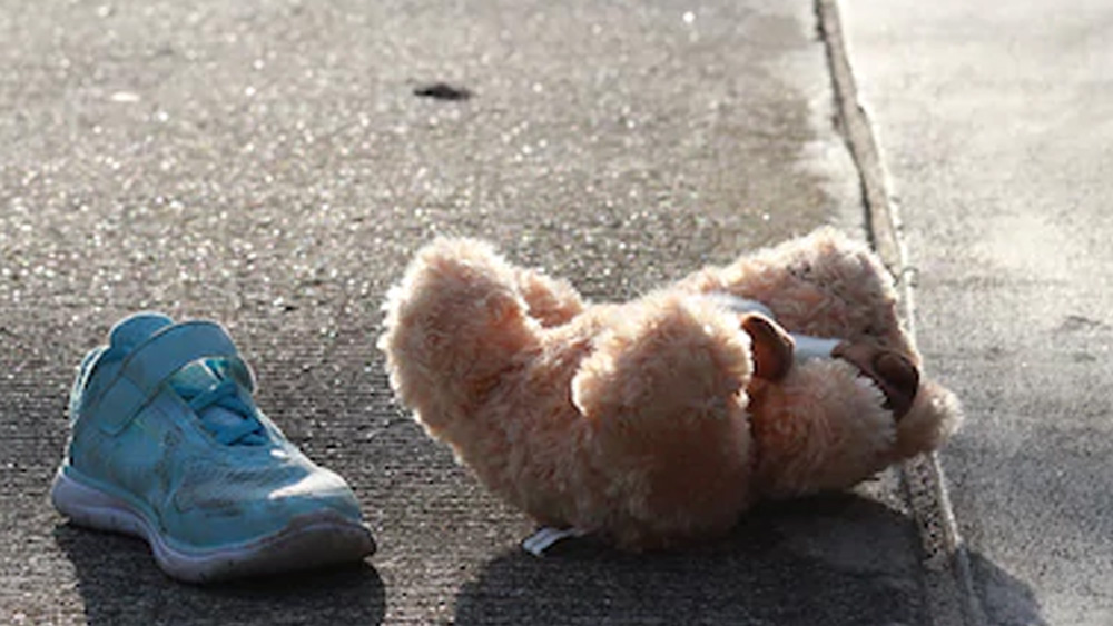 দুই মেয়ে-সহ অঞ্জনাকে ফেলে মোহন বিয়ে করে প্রতিমা বলে এক তরুণীকে। এরপরই প্রতিশোধ নেওয়ার জন্য পাগল হয়ে ওঠে অঞ্জনা। কয়েক বছর পরে, ১৯৯০ সালে দুই মেয়ের সাহায্যে সে অপহরণের পরে খুন করে মোহন-প্রতিমার শিশুকন্যাকে। তাদের সাহায্য করেছিল রেণুকার স্বামী কিরণও।