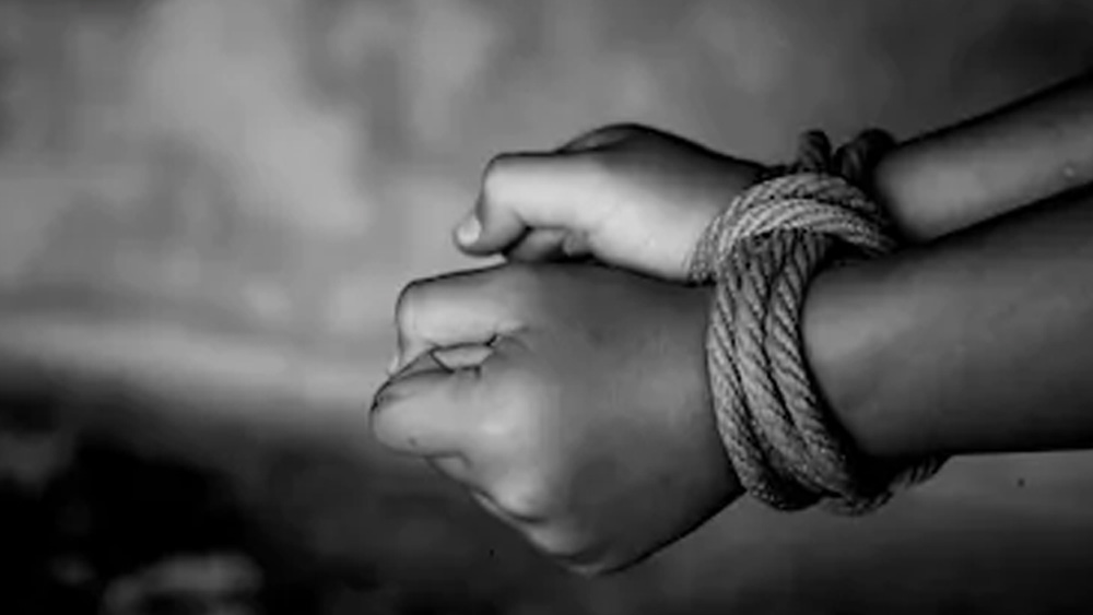 অবস্থা বেগতিক বুঝলে তারা সঙ্গে থাকা শিশুকে গোপনে আঘাত করত। সে তখন তারস্বরে কাঁদতে শুরু করত। ফলে ঘটনাস্থল ছেড়ে তিনজনের পালাতে সুবিধে হত। দুই মেয়েকে নিয়ে বয়সে একটু বড় অপহৃত শিশুদের প্রশিক্ষণ দিত অঞ্জনা। নাসিক, কোলাপুর, পুণে জুড়ে বিস্তৃত ছিল তাদের অপরাধ চক্র।