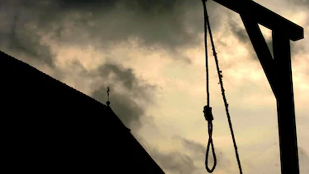 স্বাধীন ভারতে প্রথম ফাঁসি হয় যে মহিলা অপরাধীর, তার নাম রত্তনবাঈ জৈন। তিনজন শিশুকে খুনের অপরাধে ১৯৫৫ সালের ৩ জানুয়ারি দিল্লিতে তার ফাঁসি হয়েছিল। (ছবি: শাটারস্টক ও সোশ্যাল মিডিয়া)