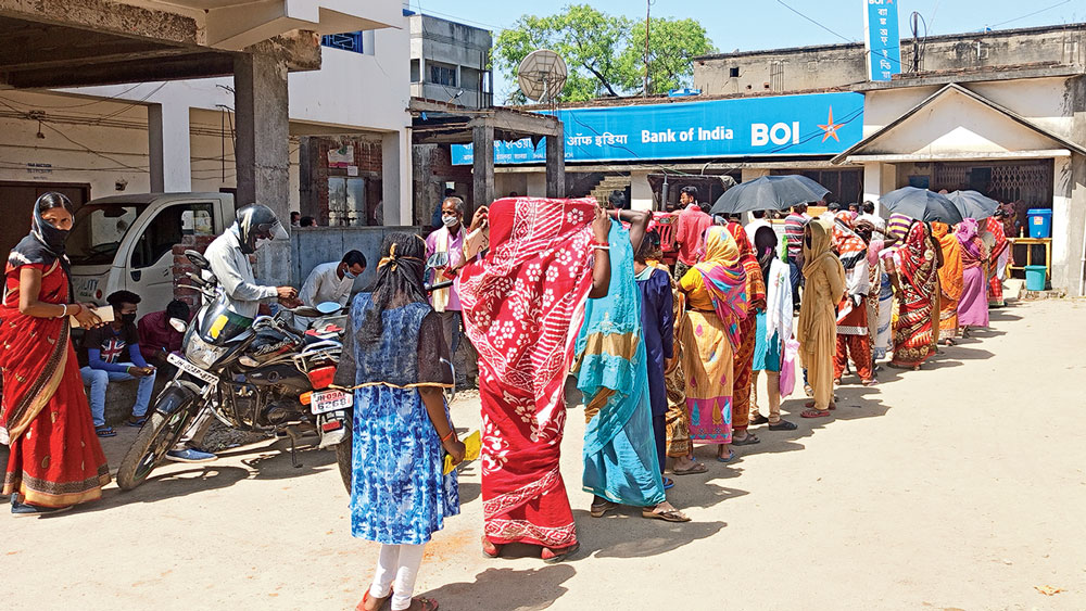 ঘেঁষাঘেঁষি: রাষ্ট্রায়ত্ত ব্যাঙ্কের ঝালদা শাখার সামনে সোমবার। নিজস্ব চিত্র