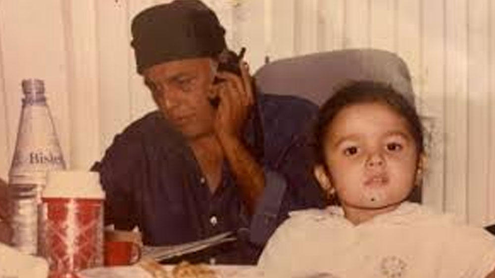 ছোট থেকে মায়ের কাছেই মানুষ হয়েছেন মহেশ ভট্ট। বাবা শব্দটার সঙ্গে পরিচয় হলেও বাবার ভূমিকা কেমন হওয়া উচিত, তা জানতেন না তিনি।