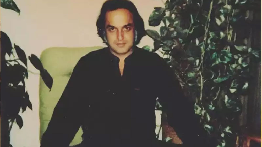 এক সাক্ষাত্কারে তিনি জানিয়েছিলেন,  তাঁর মা নাকি বলেছিলেন, মহেশের বাবা ছেলের এই নাম রাখতে বলেছিলেন। মহেশ ছোটবেলায় অপেক্ষা করতেন বাবার জন্য। কবে বাবা আসবেন, তাঁর নাম কেন মহেশ রাখলেন তা বুঝিয়ে দেবেন। কিন্তু না! সে অপেক্ষায় কোনও লাভ হয়নি। কারণ কোনও দিনই নাকি মহেশের বাবা ছেলের সঙ্গে দেখা করতে আসেননি।