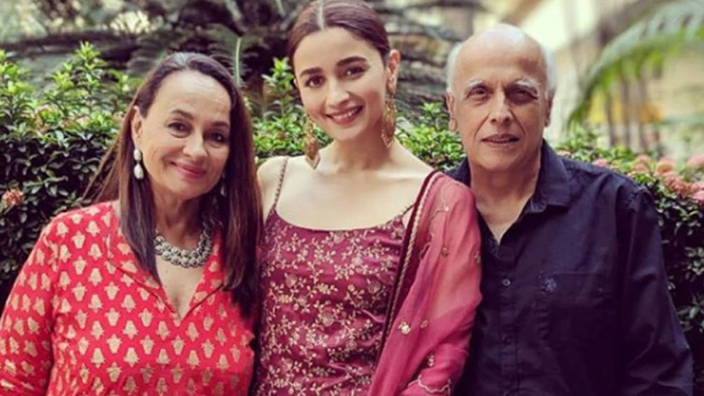 ১৯৮৬ সালে সোনি রাজদানকে বিয়ে করেন তিনি। কিন্তু তখনও প্রথম স্ত্রী কিরণের সঙ্গে আইনত ডিভোর্স হয়নি তাঁর। তাড়াতাড়ি বিয়েটা করার জন্য তিনি মায়ের মুসলিম ধর্মের সাহায্য নেন।