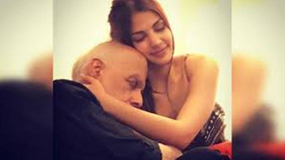 সম্প্রতি ৭০ বছরের মহেশের সঙ্গে ২৬ বছরের বঙ্গ তনয়া রিয়া চক্রবর্তীর সম্পর্ক নিয়ে প্রচুর সমালোচনা হয়। অভিনেত্রী রিয়া দু’জনের একটা অন্তরঙ্গ ছবি শেয়ার করে ক্যাপশনে লিখেছিলেন ‘‘শুভ জন্মদিন আমার বুড়ো… মহেশ স্যর। এটাই আমরা। তুমি ভালবেসে আমাকে জড়িয়ে ধরেছ, আমাকে ভালবাসা দিয়েছে, তুমি আমার চিরকালের মতো গুটিয়ে রাখা ডানা খুলে দিয়েছে, আমাকে উড়তে শিখিয়েছে… আর কোনও শব্দ আসছে না, তোমাকে ভালবাসি।’’