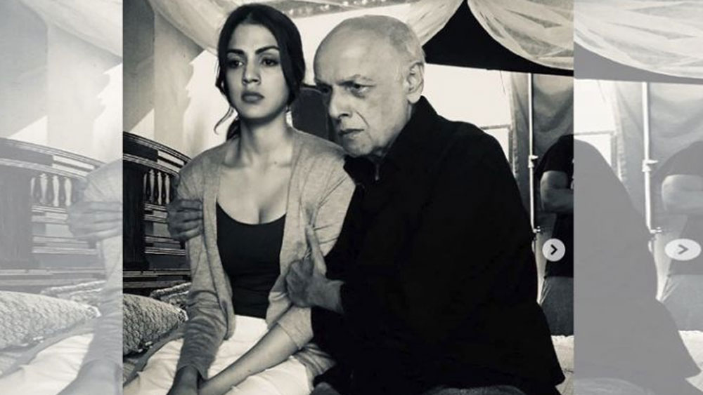 এই পোস্টের জেরে রিয়াকে যথেষ্ট সমালোচিত হতে হয়েছিল। পরে অবশ্য তিনি বলেন, মহেশ তাঁর শিক্ষক। তাঁর বাবার মতো। কিন্তু তাতেও বন্ধ হয়নি নিন্দার স্রোত।