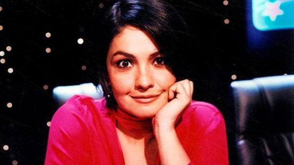 তবে মহেশের জীবনের সবচেয়ে বড় বিতর্ক হয়েছিল তাঁর মেয়ে পূজা ভট্টকে ঘিরে। একটি ম্যাগাজিনের কভার ফটোশুটে মেয়ে পূজার সঙ্গে অত্যন্ত অন্তরঙ্গ হয়ে ছবি তুলেছিলেন মহেশ।