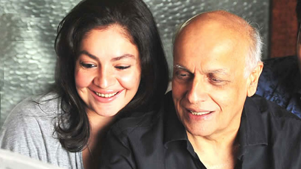 সেই ছবি মুহূর্তে ভাইরাল হয়ে যায়। সারা দেশ জুড়েই তুমুল সমালোচনার শিকার হন তাঁরা দুজনেই। কিন্তু এত বিতর্কের পরও মহেশ ভট্ট বা পূজা ভট্ট কেউই এই ছবি নিয়ে কোনও মন্তব্য করেননি। আর তাতেই আরও বেশি অবাক হয়েছিলেন দেশবাসী। ফলে এখনও তাঁদের সম্পর্ক নিয়ে গুঞ্জন রয়েই গিয়েছে।