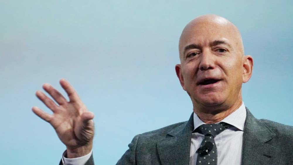 এই নিয়ে পরপর তিন বছর তালিকার শীর্ষস্থান ধরে রাখলেন অ্যামাজন কর্তা জেফ বেজোস। স্ত্রী ম্যাকেঞ্জি বেজোসের সঙ্গে বিবাহ বিচ্ছেদের জেরে ৩৬ বিলিয়ন মার্কিন ডলার দিয়ে দিতে হলেও হলেও তাঁর প্রথম স্থানে থাকা আটকাতে পারেনি। এখন তাঁর সম্পত্তির পরিমাণ ১১৩ বিলিয়ন মার্কিন ডলার।