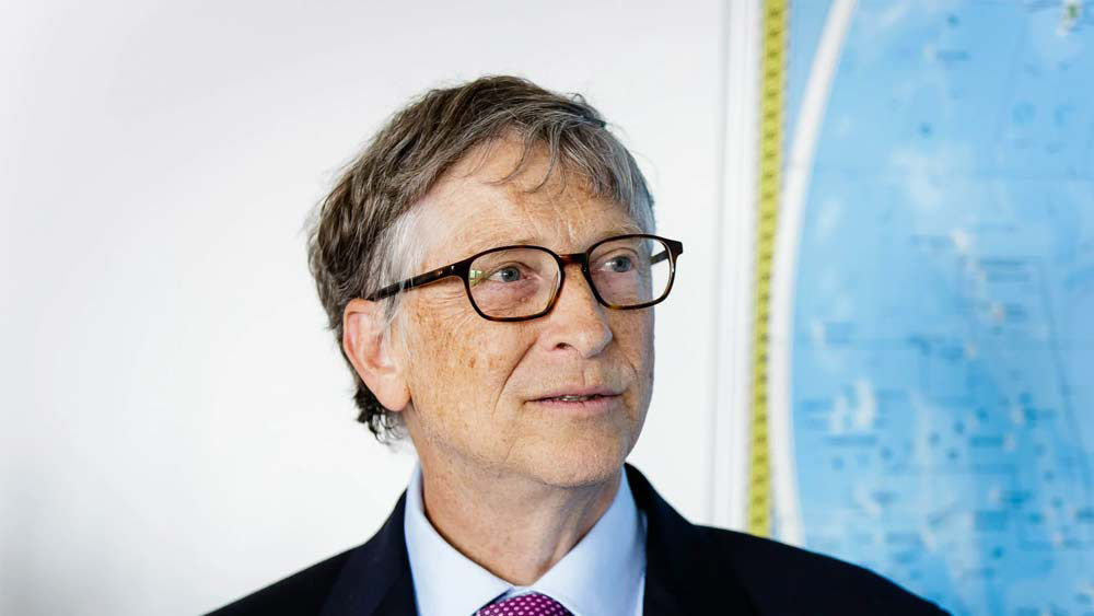 ৯৮ বিলিয়ন মার্কিন ডলারের মালিক মাইক্রোসফট কর্তা বিল গেটস তালিকায় দ্বিতীয় স্থানে। তৃতীয় স্থানে রয়েছেন বার্নাড আরনল্ট অ্যান্ড ফ্যামিলি। তাঁদের সম্পত্তির পরিমাণ ৭৬ বিলিয়ন ডলার। বার্কশায়ার হ্যাথওয়ের মালিক ওয়ারেন বাফেট চতুর্থ স্থানে। সম্পত্তি ৬৭.৫ বিলিয়ন ডলার। তবে ২০১৯ সালের তালিকায় তিনি ছিলেন ৩ নম্বরে।