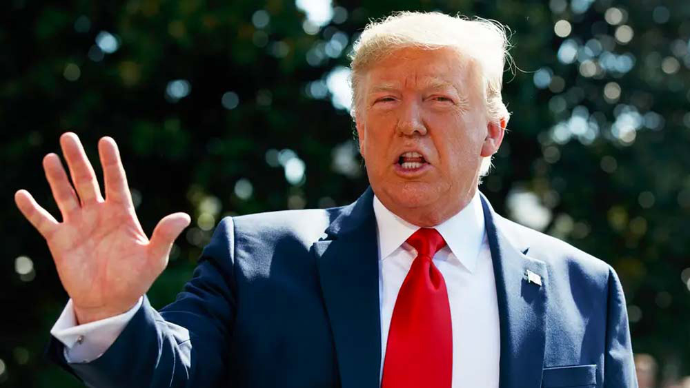 মার্কিন প্রেসিডেন্ট হলেও ডোনাল্ড ট্রাম্পের নিজস্ব ব্যবসা রয়েছে। তিনি ১০০ কোটি ডলারের মালিকদের তালিকায় জায়গা পেয়েছেন ১০০১ নম্বরে। তাঁর সম্পত্তির পরিমাণ ২.১ বিলিয়ন ডলার।