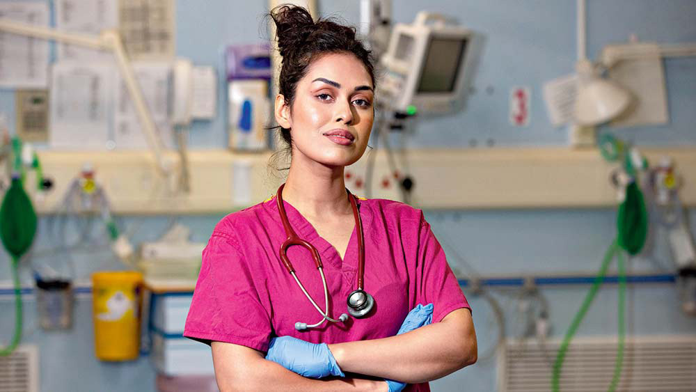 করোনার জেরে দেশ সঙ্কটের মুখোমুখি।তাই এখন সেই দূরত্ব মুছে ফেললেন ভাষা। ইংল্যান্ডে ফিরে আবার হাতে তুলে নিলেন স্টেথোস্কোপ। করোনা ভাইরাসের অতিমারির কালবেলায় তিনি ফের পুরোদস্তুর চিকিৎসক।