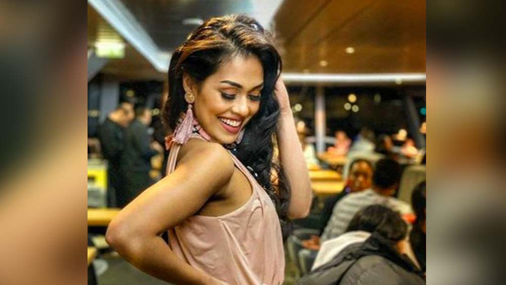 ফলে স্কুলবেলায় ‘নবাগত’ পরিচয় রয়েই যেত নামের পাশে। তার উপর ছিল চেহারা নিয়ে খোঁটা। বেঢপ চশমা আর এবড়ো খেবড়ো অসমান দাঁতের জন্য তিনি ছিলেন ‘আগলি বিটি’।