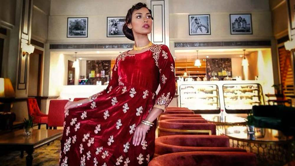 পাশাপাশি বন্ধুরা বলত, ভাষা নাকি খেপাটে আর নাটুকে। তাঁর স্কুলে যাওয়ার একমাত্র আকর্ষণ ছিলেন শিক্ষকরা। কারণ মেধাবী এই ছাত্রী ছিলেন সব স্কুলের শিক্ষকদেরই প্রিয়।