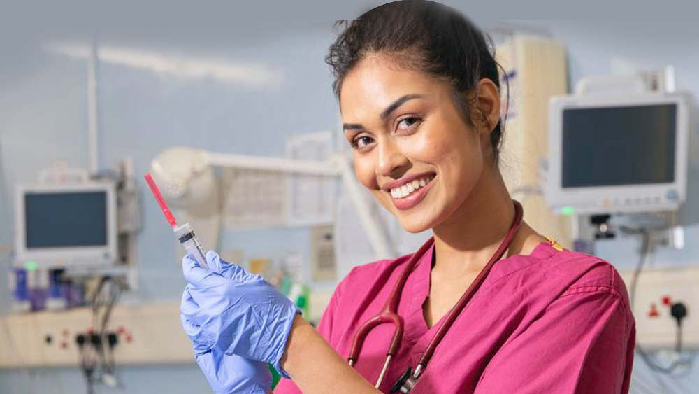 যদিও ফিরেই সরাসরি কাজে যোগ দিতে পারেননি তিনি। নিয়ম মেনে আপাতত তিনি দু’সপ্তাহের জন্য গৃহবন্দি। তারপর তিনিও সক্রিয় সৈন্য হিসেবে শরিক হবেন করোনা ভাইরাস মোকাবিলার যুদ্ধের।   (ছবি: ফেসবুক)