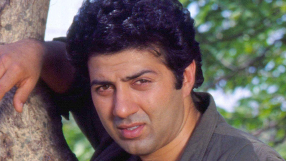 তিনি নিজের আগের প্রজন্ম এবং পরের প্রজন্ম, দু’টি সময়পর্বের নায়কদের সঙ্গে পাল্লা দিয়েই চুটিয়ে অভিনয় করেছেন। এত সাফল্য ও জনপ্রিয়তা সত্ত্বেও সানি দেওল কিন্তু খুবই বিনয়ী।