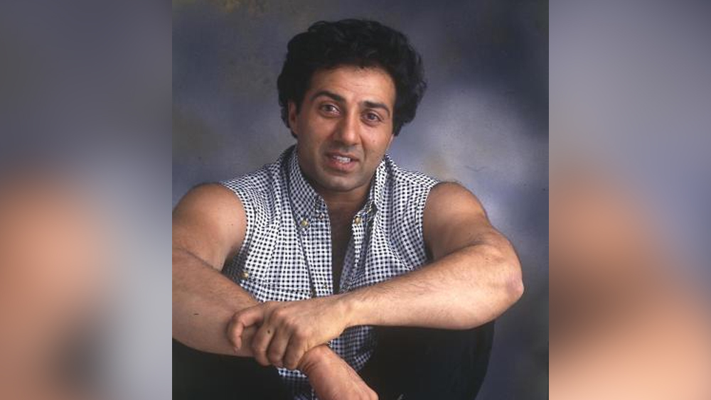 তারকাদের মধ্যে বিনয়ী হিসেবে সানি দেওলের খ্যাতি তারিফ করেন তাঁর সহকর্মীরাও। কিন্তু তার পরেও ইন্ডাস্ট্রির কয়েক জনের সঙ্গে তাঁর সম্পর্কের তিক্ততা কোনওদিন দূর হয়নি।