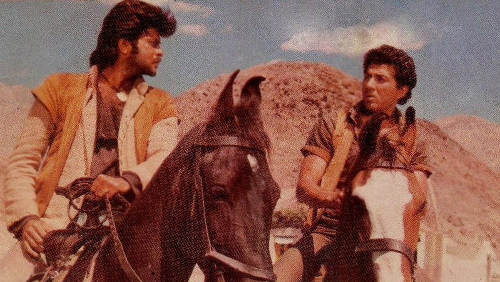 সানি দেওল আর অনিল কপূরের মধ্যে টানাপড়েন শুরু ‘জোশিলে’ ছবির সময় থেকেই। সে সময় সানি এবং অনিল দু’জনেই ইন্ডাস্ট্রির প্রতিশ্রুতিমান তারকা। কিন্তু ছবির ক্রেডিট কার্ডে সানির আগে দেখানো হয় অনিলের নাম। এতে খুবই রুষ্ট হন ধর্মেন্দ্র-পুত্র।