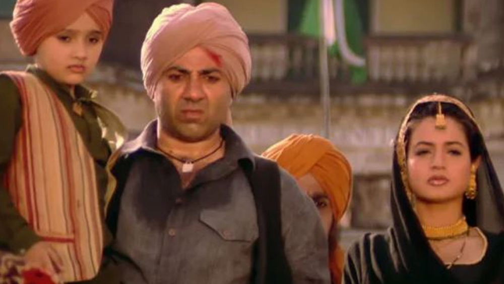 ২০০১ সালে সানির অপছন্দের তালিকায় যোগ হয় আমির খানের নাম। সে বছর তাঁদের দু’টি ছবি ‘গদর’ ও ‘লগান’ মু্ক্তি পেয়েছিল একই দিনে। সানি এবং ‘গদর’-এর নির্মাতারা অনেক চেষ্টা করেছিলেন বড় বাজেটের এই ছবি যেন সোলো রিলিজ পায়।