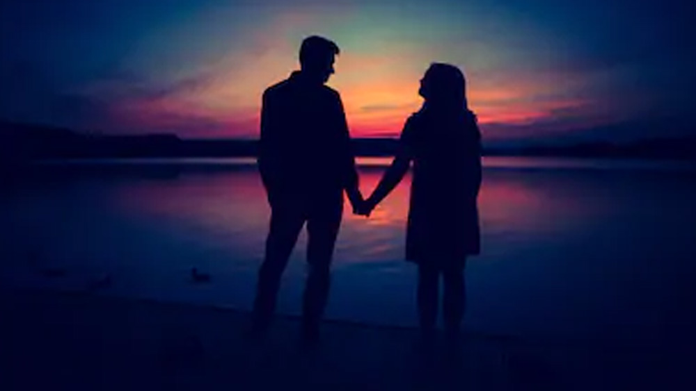 শৈশবে গঙ্গা আক্ষরিক অর্থেই ছিলেন আলালের ঘরের দুলালী। এক দিন তিনি প্রেমে পড়লেন তাঁর বাবার এক কর্মচারীর। প্রেমিকের হাত ধরে ঘর ছেড়ে চলে এলেন সাবেক বম্বে, আজকের মুম্বই। স্কুলের পরে এগোল না পড়াশোনাও। ঘরছাড়া ষোড়শী গঙ্গার দু’চোখে তখন স্বপ্ন, বিয়ে করে সংসার করবেন, আবার হিন্দি ছবিতে অভিনয়ও করবেন।