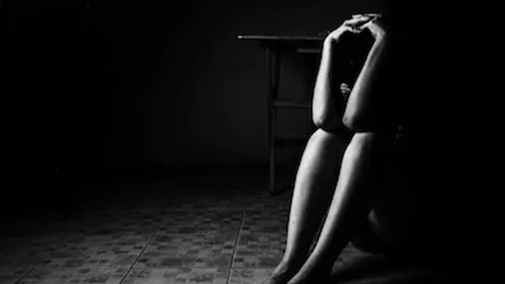 মুম্বই এসে বিয়ে হল। কিন্তু অভিনয় করা আর হল না। এক দিন গঙ্গাকে তাঁর স্বামী বিক্রি করে দিল মুম্বইয়ের নিষিদ্ধপল্লিতে, পাঁচশো টাকার বিনিময়ে। যখন বুঝতে পারলেন, তিনি ‘বিক্রি’ হয়ে গিয়েছেন, প্রথম কয়েক দিন শুধু কেঁদেছেন গঙ্গা।