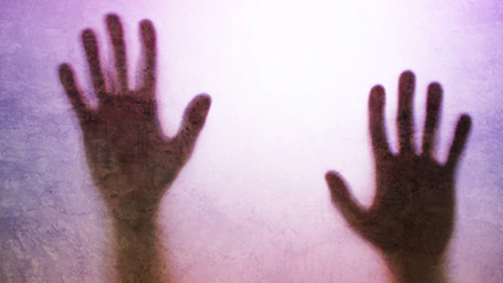 এক দিন বুঝলেন, কেঁদে কোনও লাভ নেই। বন্ধ হয়ে গিয়েছে ফেরার রাস্তাও। তাঁকে থাকতে হবে ‘মন্দ মেয়ে’ হয়েই। ভাবলেন, ওই পঙ্কিল পরিবেশেই থাকবেন। কিন্তু বাঁচবেন রানির মতো করে। নিজের কাছে নেওয়া সেই শপথ রেখেছিলেন গঙ্গা হরজীবনদাস। তিনি হয়েছিলেন মুম্বইয়ের ‘মাফিয়া কুইন’।