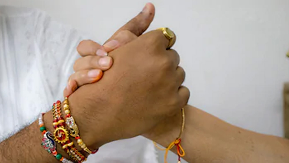 চলে গিয়েছিলেন এক শুক্রবার। ডন করিম লালা তখন প্রার্থনারত। রাখি হাতে নিয়ে গঙ্গা অপেক্ষা করতে লাগলেন তাঁর জন্য। করিমের প্রার্থনা শেষ হলে তাঁর সামনে গিয়ে দাঁড়ালেন গঙ্গা। হাতে রাখি পরিয়ে দিলেন। তার পর বললেন, কী ভাবে করিমের লোকদের হাতে পৈশাচিক নির্যাতনের শিকার হয়েছেন তিনি।