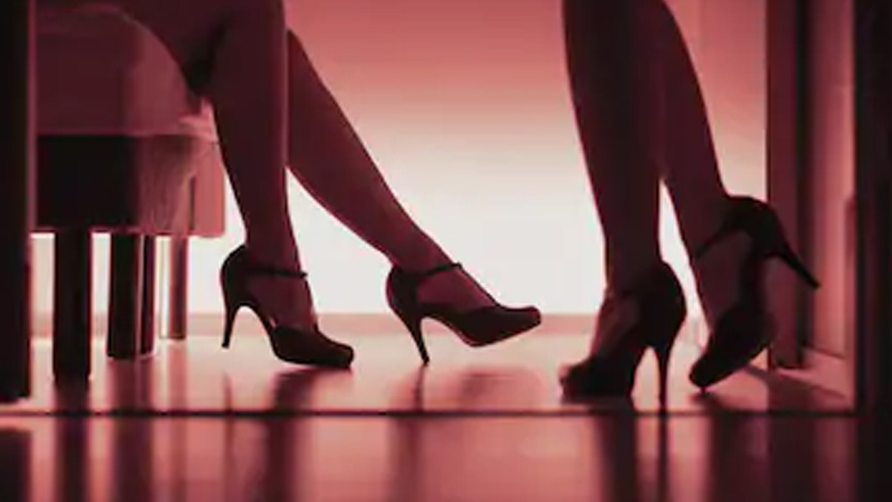 নিষিদ্ধপল্লির কর্ত্রী খেয়াল রাখতেন তাঁর কুঠির মেয়েদের। সবসময় তাঁদের পাশে থাকতেন। তাঁর আশ্রয়ে থাকত কুঠির মেয়েদের সন্তানরাও। নিজের উপার্জনের বড় অংশ তিনি খরচ করতেন অনাথদের কল্যাণে এবং কামাথিপুরার উন্নয়নে।