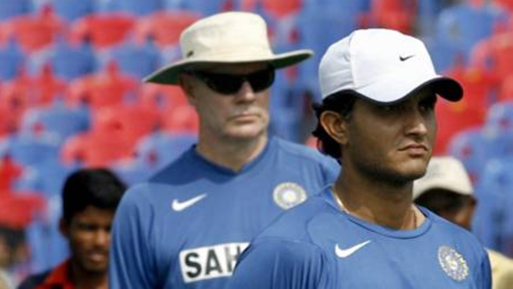 তবে টেস্টে ব্যাটসম্যান হিসেবে সৌরভ ও গ্রেগের রেকর্ডে মিল নেই। টেস্টে অধিনায়ক হিসেবে ৩৭.৬৬ গড়ে ২,৫৬১ রান করেছেন সৌরভ। এর মধ্যে রয়েছে পাঁচটি সেঞ্চুরি। টেস্টে অধিনায়ক হিসেবে ৫৫.৩৮ গড়ে ৪,২০৯ রান করেছেন গ্রেগ। এর মধ্যে রয়েছে ১৩টি সেঞ্চুরি।