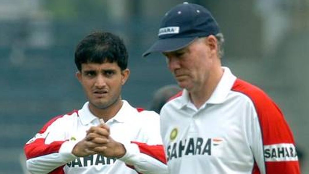 সৌরভ ও গ্রেগ একসঙ্গে বেশি দিন ‘ঘর’ করতে পারেননি। কোচ হওয়ার কিছু দিনের মধ্যেই সৌরভের বিরুদ্ধে অভিযোগ তুলেছিলেন গ্রেগ। সৌরভের মানসিকতা নেতিবাচক, তিনি চোটের ভান করেন। মানসিক ও শারীরিক ভাবে নেতৃত্বে আনফিট সৌরভ, অভিযোগ ছিল গ্রেগের।