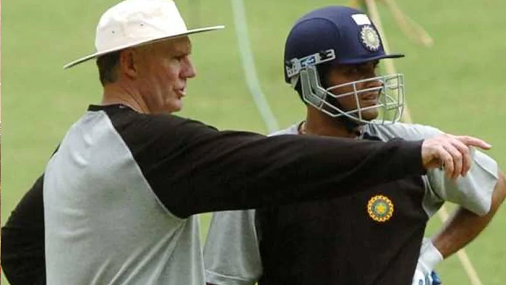 ১৯৮১ সালে মেলবোর্নে নিউজিল্যান্ডের বিরুদ্ধে ভাই ট্রেভর চ্যাপেলকে আন্ডারআর্ম বল করতে বলেছিলেন গ্রেগ। যা বিতর্ক সৃষ্টি করেছিল। সৌরভ আবার ন্যাটওয়েস্ট ট্রফি জিতে লর্ডসে খালি গায়ে জামা উড়িয়েছিলেন। যা জন্ম দিয়েছিল বিতর্কের।