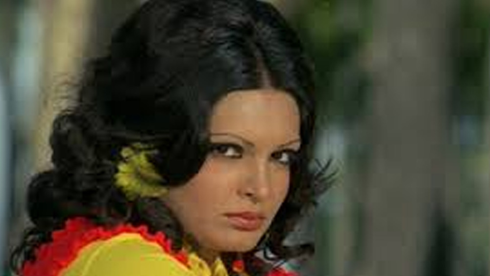 ছবিতে প্রথমে অমিতাভের বিপরীতে নায়িকা ছিলেন পরভিন ববি। সে সময় তিনি ‘ক্রান্তি’ ছবিরও শুটিং করছিলেন। ‘ক্রান্তি’-র সেটে তিনি আহত হন।