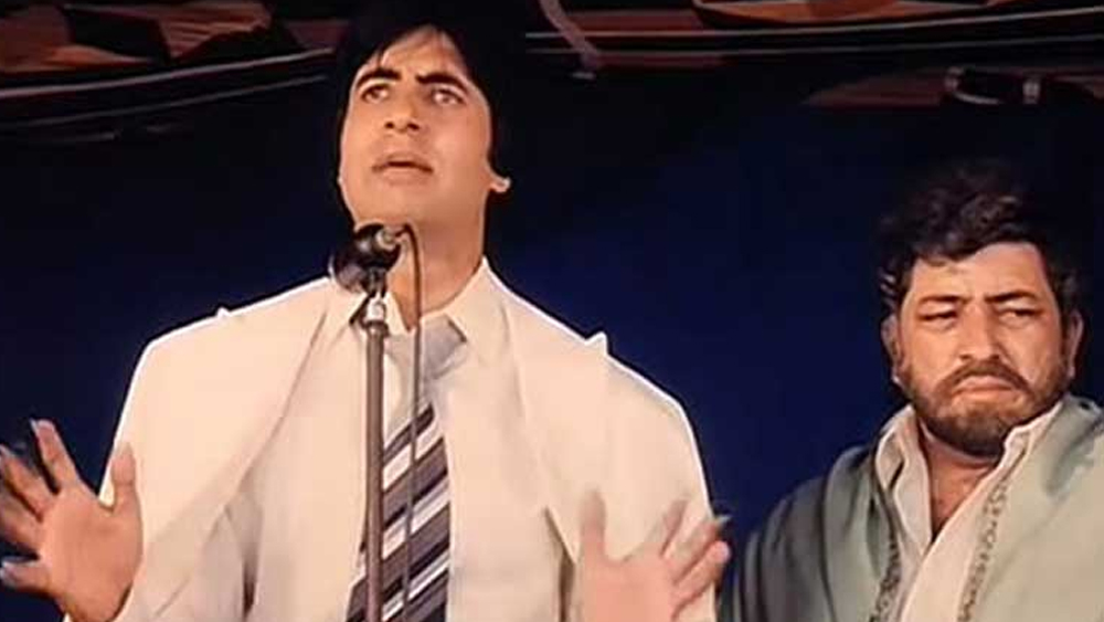 ১৯৮১ সালে মোট পাঁচটি ছবিতে একসঙ্গে কাজ করেছেন অমিতাভ ও আমজাদ। চারটি ছবিতে যথারীতি অমিতাভ নায়ক এবং আমজাদ খলনায়ক। কিন্তু ‘লাওয়ারিশ’-এ আমজাদ ছিলেন অমিতাভের বাবার ভূমিকায়। অথচ বাস্তবে আমজাদ বয়সে মাত্র দু’বছরের বড় ছিলেন অমিতাভের থেকে।