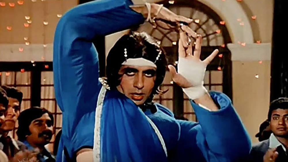 ছবির প্রিমিয়ারে এসে মেজাজ হারান জয়া বচ্চন। তিনি জানতেন না ছবিতে অমিতাভ মেয়ে সেজেছেন ‘মেরে অঙনে পে’-এর দৃশ্যায়নে। তিনি স্বামীর এই রূপ মানতে পারেননি। মাঝপথেই ছবি ছেড়ে উঠে যান জয়া।