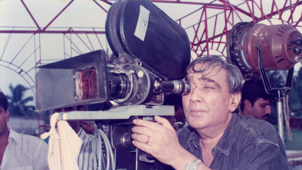 ব্যক্তিগত জীবনেও প্রকাশ মেহরার সঙ্গে তাঁর বাবার সম্পর্ক ভাল ছিল না। ফলে তিনি ‘লাওয়ারিশ’ ছবির সঙ্গে অনেক বেশি একাত্ম বোধ করতেন। এ কথা পরে জানিয়েছিলেন তিনিই।