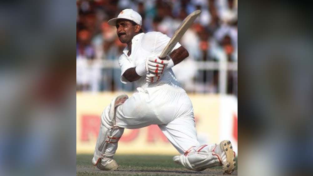 ছয়ে আরও এক জন পাকিস্তানের ব্যাটসম্যান থাকছেন। তিনি জাভেদ মিয়াঁদাদ। এত পরে নামার কথা নয় তাঁর। কিন্তু, দ্রাবিড়, সচিন, ইনজি থাকায় মিয়াঁদাদের জন্য এর আগে জায়গা হচ্ছে না আকাশের দলে। ১২৪ টেস্টে ৫২.৫৭ গড়ে ৮৮৩২ রান করেছেন তিনি। সেঞ্চুরির সংখ্যা ২৩।