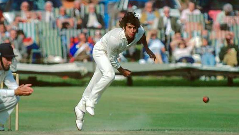 আকাশের দলের অধিনায়ক হলেন ইমরান খান। কপিলের মতো যিনিও অলরাউন্ডার হিসেবেই প্রসিদ্ধ। ৮৮ টেস্টে ছয় শতরান সহ ৩৮০৭ রান এসেছে তাঁর ব্যাটে। নিয়েছেন ৩৬২ উইকেট। ২৩ বার ইনিংসে নিয়েছেন পাঁচ উইকেট। ছয় বার ম্যাচে নিয়েছেন ১০ উইকেট।