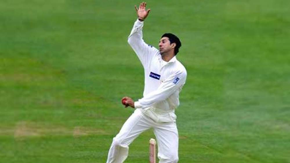 আকাশের দলের একমাত্র বাঁ-হাতি হলেন ওয়াসিম আক্রম। যাঁকে অনেকেই মনে করেন ক্রিকেট ইতিহাসে সর্বকালের সেরা বাঁ-হাতি পেসার। ১০৪ টেস্টে ৪১৪ উইকেট নিয়েছেন তিনি। ইনিংসে পাঁচ উইকেট নিয়েছেন ২৫ বার। ম্যাচে ১০ উইকেট নিয়েছেন পাঁচ বার।