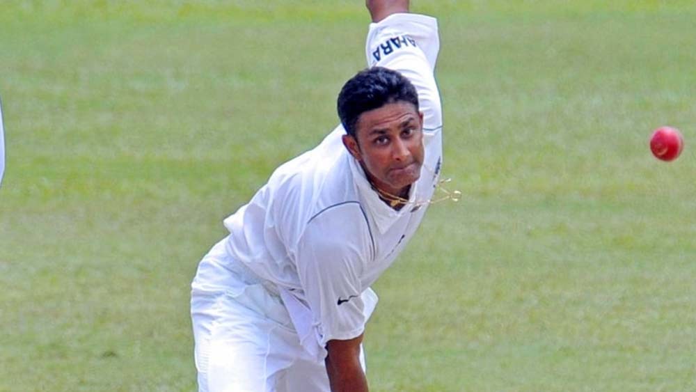 দলের একমাত্র বিশেষজ্ঞ স্পিনার হলেন অনিল কুম্বলে। ভারতীয় এই লেগস্পিনার খেলেছেন ১৩২ টেস্ট। নিয়েছেন ৬১৯ উইকেট। উইকেটের বিচারে এই দলে শীর্ষে তিনিই রয়েছেন। ৩৫ বার ইনিংসে পাঁচ উইকেট নিয়েছেন তিনি। আর ম্যাচে ১০ উইকেট নিয়েছেন আট বার।