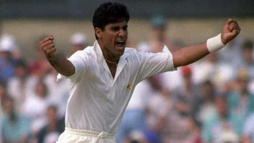 আকাশের দলের দ্বাদশ ব্যক্তি হলেন ওয়াকার ইউনিস। ওয়াকারকে এগারো জনের বাইরে রাখা খুব কঠিন ছিল বলে মেনেও নিয়েছেন আকাশ। ৮৭ টেস্টে ৩৭৩ উইকেট নিয়েছেন ইউনিস। ২২ বার ইনিংসে পাঁচ উইকেট নিয়েছেন তিনি। ম্যাচে ১০ উইকেট নিয়েছেন পাঁচ বার।