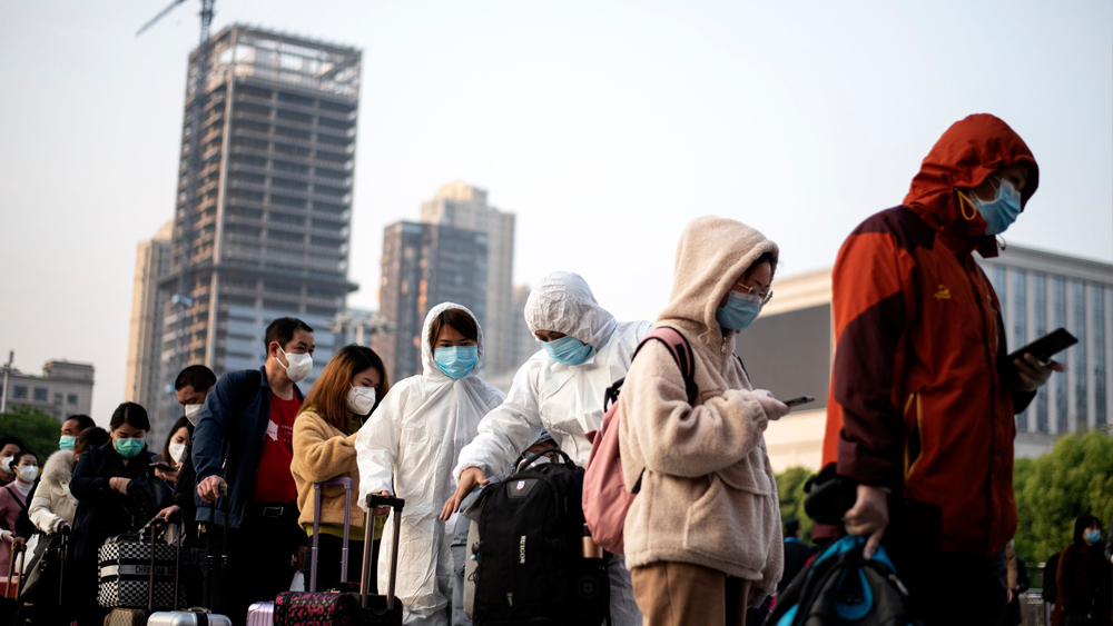 যে দিন থেকে করোনা ভাইরাসে মৃত্যুর খবর প্রকাশ করেছে চিন, তার পর এই প্রথম, মঙ্গলবার কোনও করোনাভাইরাস আক্রান্তের খবর নেই। মৃত্যুমিছিল বন্ধ হওয়ার পর আবার ঘরের বাইরে পা রাখল উহান। গত ২৩ জানুয়ারি থেকে শুরু হয়েছিল লকডাউন। এত দিন অবধি বাইরের পৃথিবী থেকে বিচ্ছিন্ন ছিল এই শহর।