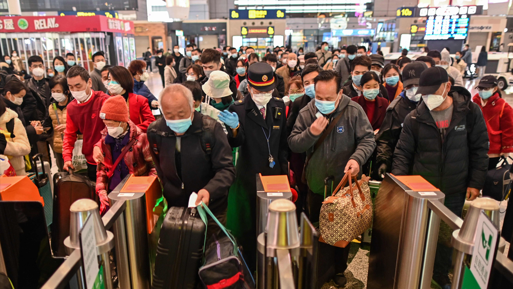 উহানের প্রত্যেক বাসিন্দাকে দেওয়া হয়েছে নির্দিষ্ট ‘কিউ আর কোড’। অ্যাপের সাহায্যে এই কোড স্ক্যান করা হচ্ছে। যদি স্ক্যানিংয়ে সবুজ সঙ্কেত আসে, তবেই ওই বাসিন্দা অনুমতি পাবেন গণপরিবহণ ব্যবহার করার।