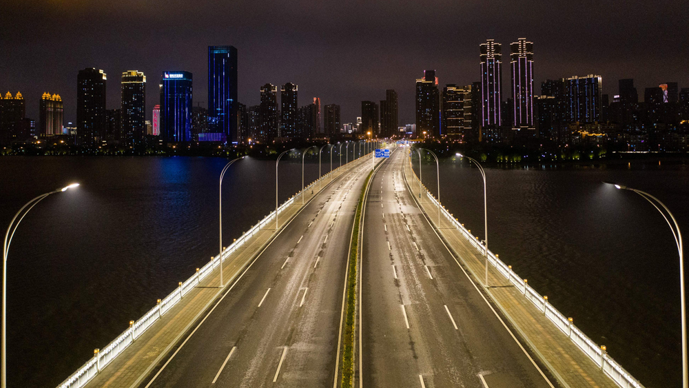 উড়ান পরিষেবা এখনও সীমিত উহানে। দশ হাজার যাত্রীকে নিয়ে দু’শোটি বিমান শহর ছাড়ার অনুমতি পেয়েছে। চলাচল শুরু করবে উচ্চগতিসম্পন্ন ১০০টি ট্রেন। খুলে দেওয়া হয়েছে সড়কপথ। তবে উহানের সব স্কুল এখনও বন্ধ পরবর্তী নির্দেশ না আসা অবধি।