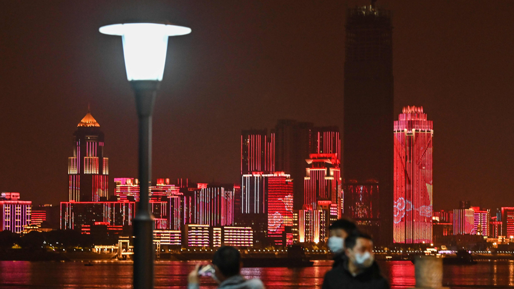 চিনের ৭৭ শতাংশ করোনা-মৃত্যুই ঘটেছে উহানে। ইয়ংতজে নদীর তীরে এই শহর চিনের অন্যতম শিল্পাঞ্চল। গত বছর ডিসেম্বর থেকে এখনও অবধি এখানে করোনার বলি অন্তত আড়াই হাজার মানুষ। আক্রান্তের সংখ্যা ছাড়িয়ে গিয়েছে ৫০ হাজার।