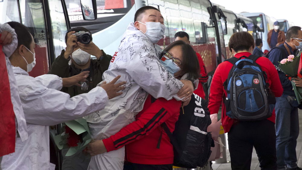 আরও একটি উল্লেখযোগ্য দিক হল, এত দিনে উহানবাসীরা শেষকৃত্যের অনুমতি পেলেন। সংক্রমণ রোধ করতে গত ২৫ জানুয়ারি থেকে সেই শহরে সরকারি নির্দেশ অনুযায়ী বন্ধ ছিল সৎকার। ফলে করোনাভাইরাস বা অন্য কারণে, যে ভাবেই মৃত্যু হোক না কেন, সব দেহ সংরক্ষণ করে রাখা হয়েছে।