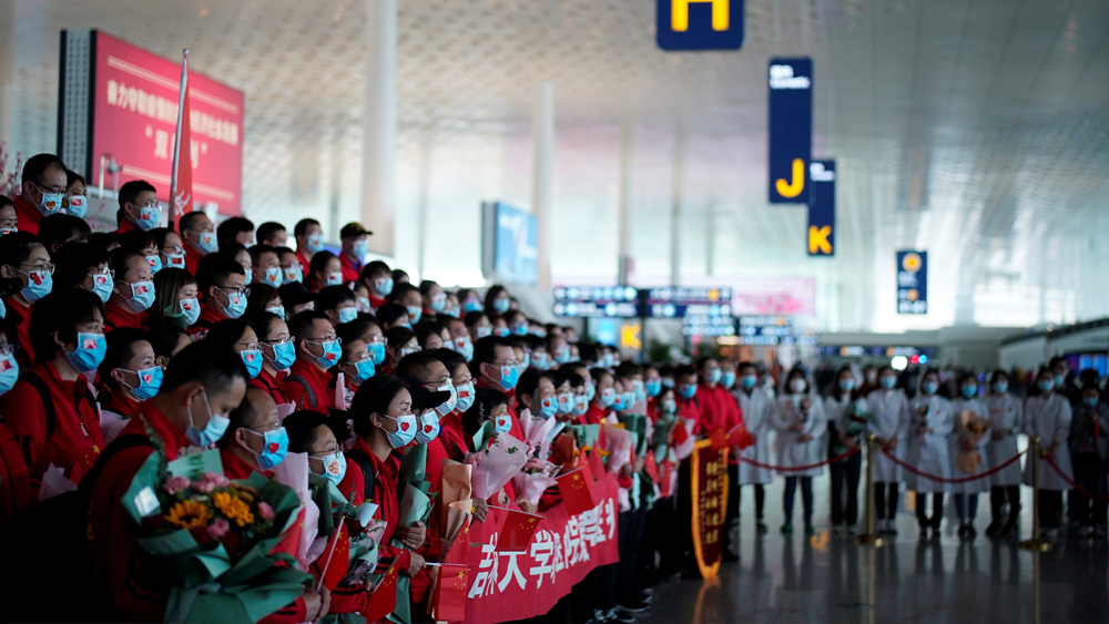 এত দিনে প্রিয়জনদের বিদায় জানানোর সুযোগটুকু পেলেন এই শহরের বাসিন্দারা। চোখের জলে তাঁদের অন্ত্যেষ্টি সম্পন্ন করে আবার শেষ থেকে শুরু করছে এই চিনা জনপদ। (ছবি: পিটিআই, এপি, এএফপি এবং রয়টার্স)