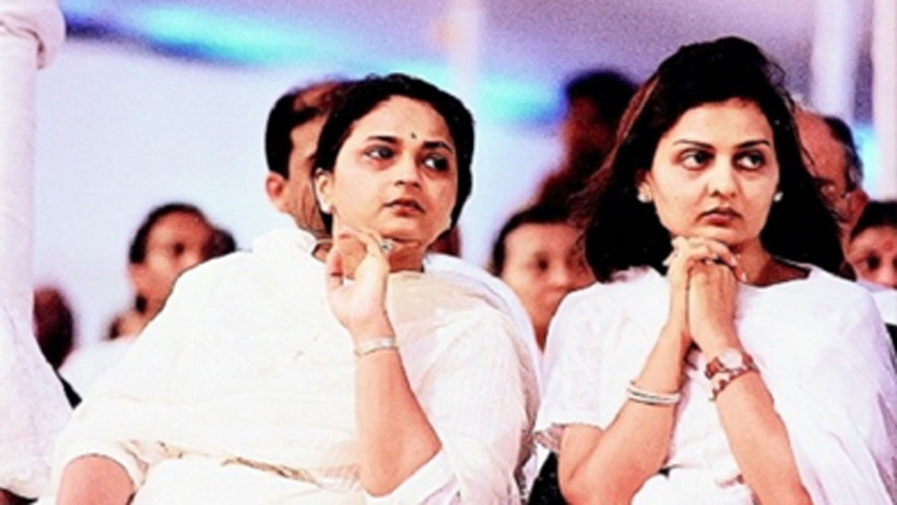 নিনা কোঠারি এবং দীপ্তি সালগাঁওকর। অম্বানীদের মতো না হলেও, নিনা কোঠারিও প্রতিষ্ঠিত। কিন্তু বোন দীপ্তি একেবারেই লো প্রোফাইল বজায় রেখে চলেন। বিয়ের পর তিনি হোম মেকারই রয়ে গিয়েছেন।