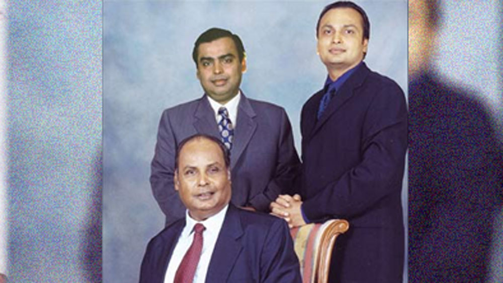 প্রথমে মুম্বইয়ের একমাত্র স্কাইস্ক্র্যাপার ‘ঊষা কিরণ’-এ থাকতেন অম্বানী পরিবার। ওই বহুতলের ২৩ তলায় থাকতেন অম্বানী পরিবার এবং ১৫ তলায় থাকতেন সালগাঁওকর পরিবার।